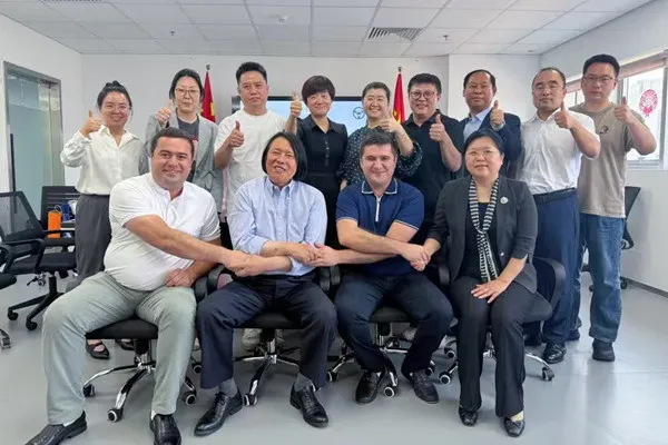 ANCHE asistiu a cerimonia de firma de Chew-Aircuz para co-en forma de mercado de automóbiles de Asia Central